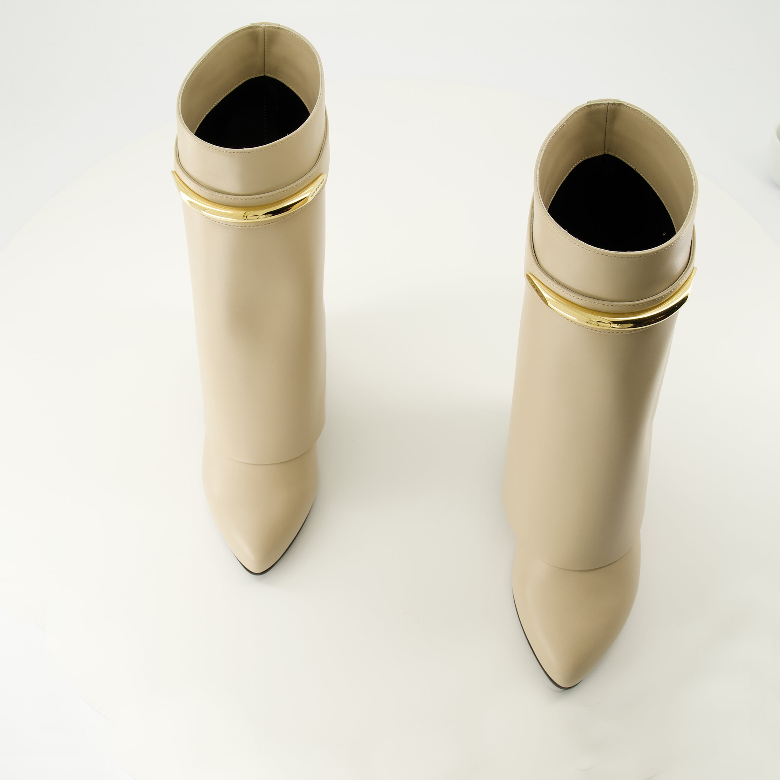 Image de l'article Bottines Shark beige de la marque Givenchy pour Femme - Saison Printemps-Été 2026 - Vue de dessus paire de chaussure