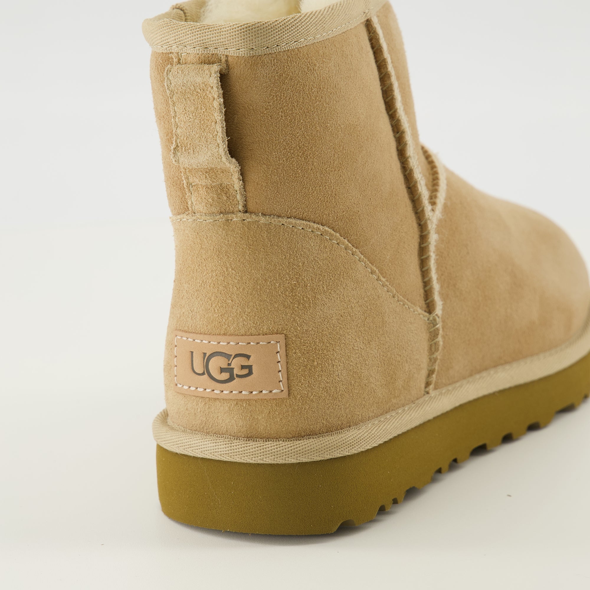 Image de l'article Bottines Classic Mini II beige de la marque Ugg pour Femme - Saison Printemps-Été 2026 - Vue arrière