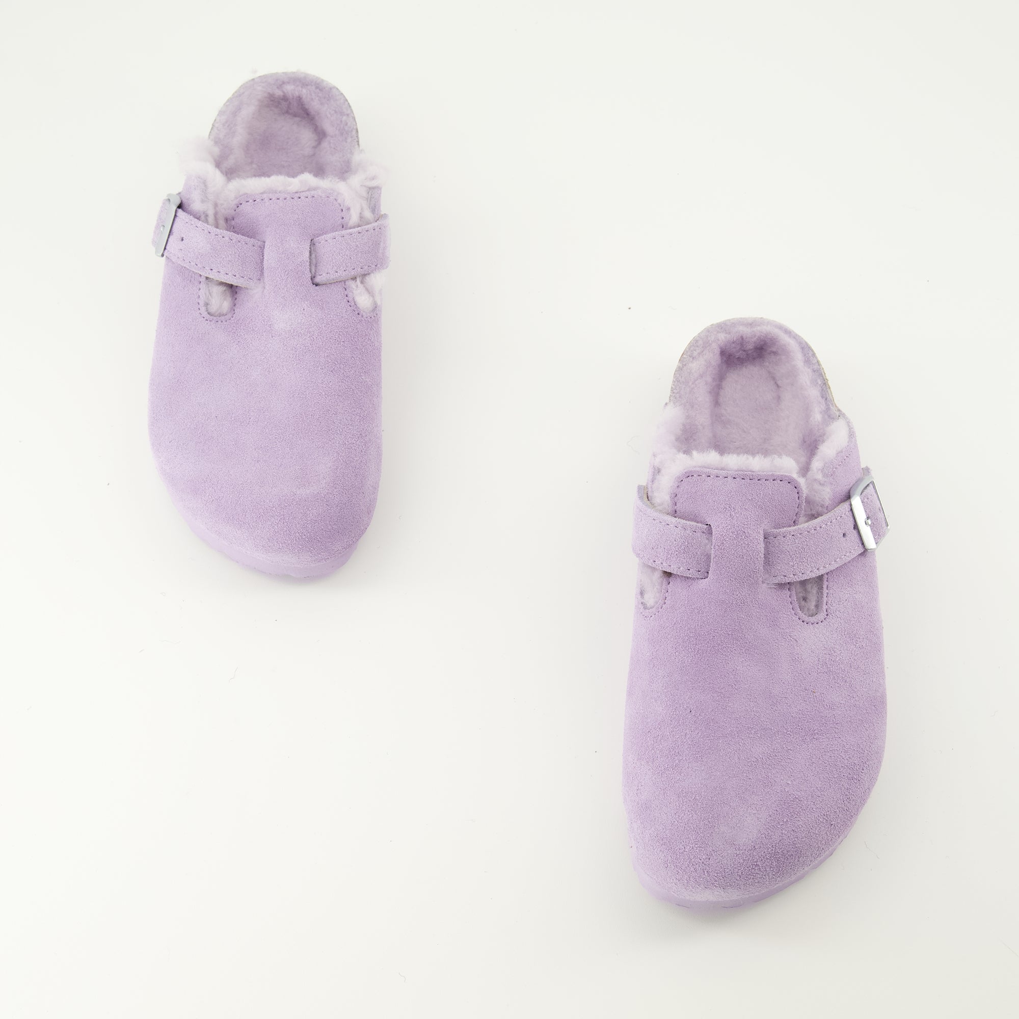Image de l'article Mules Boston à fourrure violette de la marque Birkenstock pour Femme - Saison Printemps-Été 2026 - Vue de dessus paire de chaussure