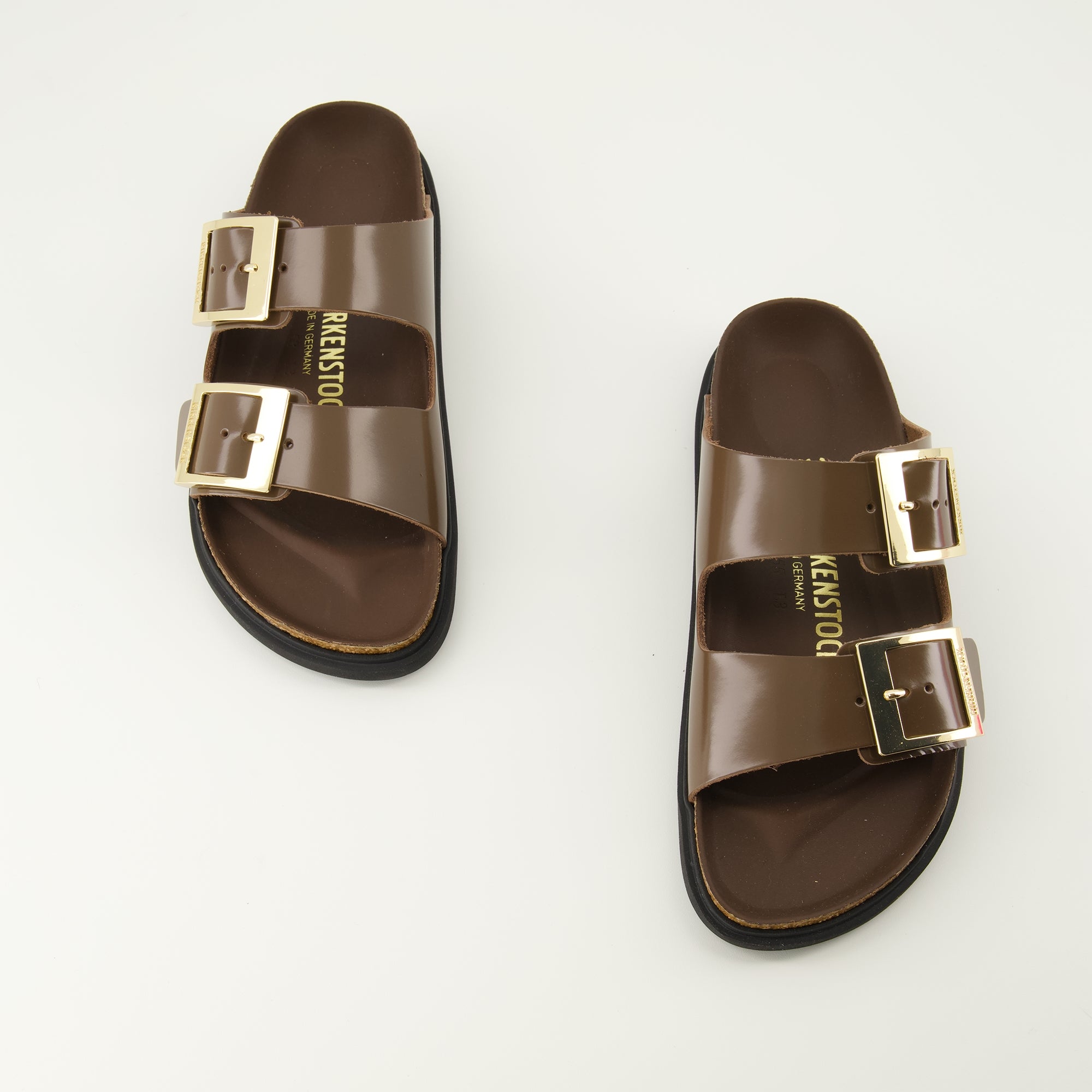 Image de l'article Sandales Arizona Droplet Buckle marron de la marque Birkenstock pour Femme - Saison Printemps-Été 2026 - Vue de dessus paire de chaussure