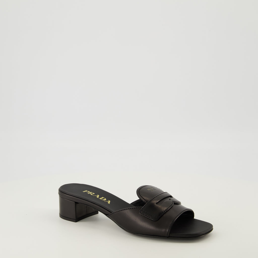 Image de l'article Mules en cuir noir de la marque Prada pour Femme - Saison Printemps-Été 2026 - Vue trois quarts avant droite