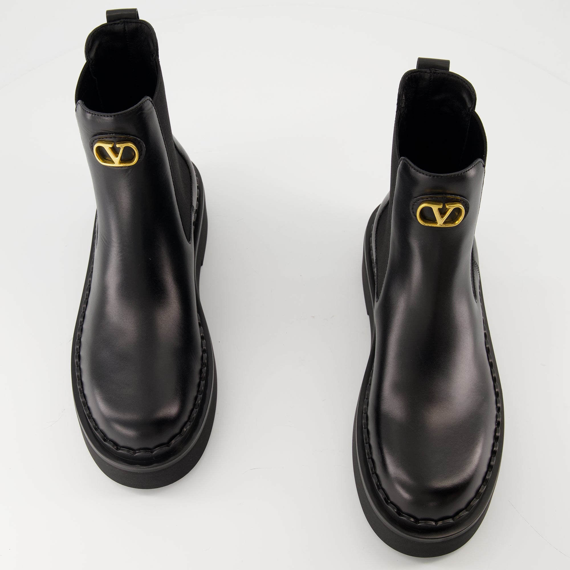 Image de l'article Bottines Beatle de la marque Valentino Garavani pour Femme - Saison Automne-Hiver 2025 - Vue de dessus paire de chaussure