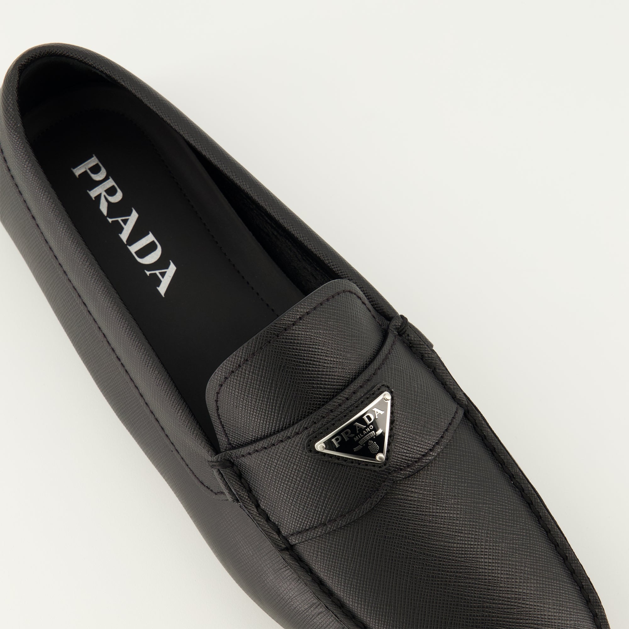 Image de l'article Mocassins en cuir noir de la marque Prada pour Homme - Saison Printemps-Été 2026 - Vue détaillée de haut