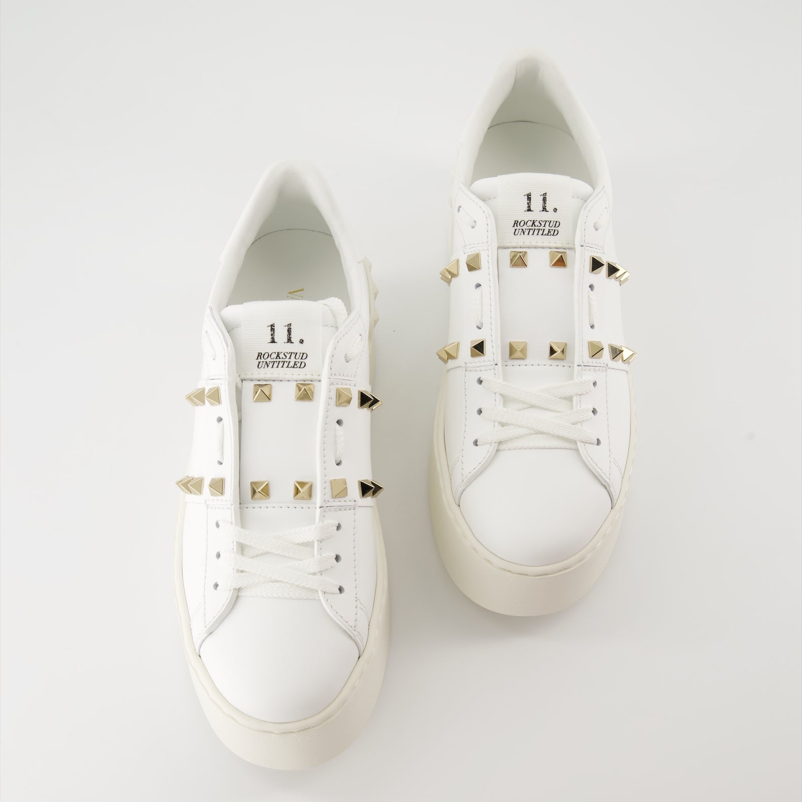 Image de l'article Baskets Rockstud à plateforme blanche de la marque Valentino Garavani pour Femme - Saison Printemps-Été 2026 - Vue trois quarts avant droite