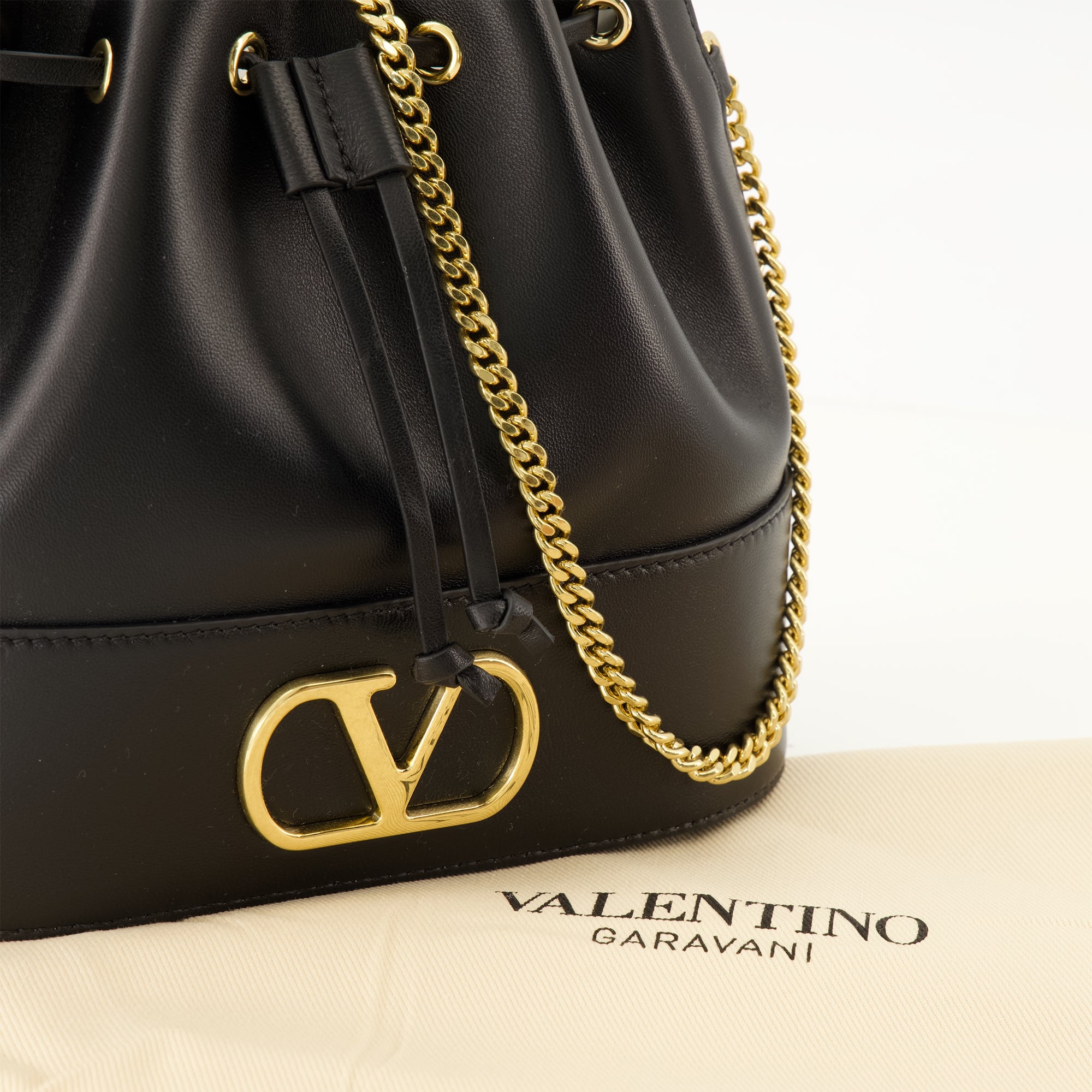 Sacs à main et épaule ミニバケットバッグ ブラック Valentino Garavani Noir Femme