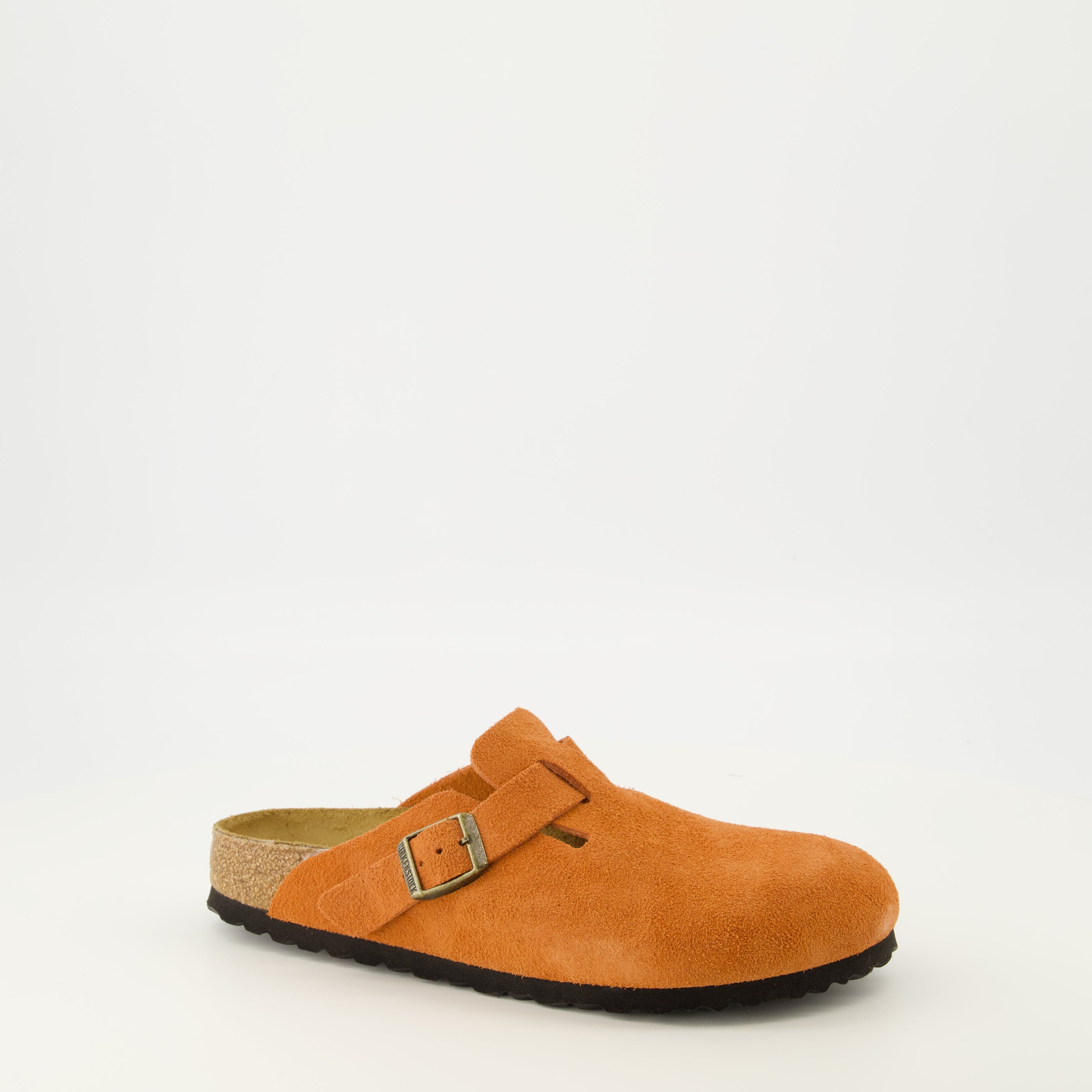 Immagine delle mules Boston arancioni in suede del marchio Birkenstock per Unisex - Stagione Primavera-Estate 2026 - Vista tre quarti frontale destra