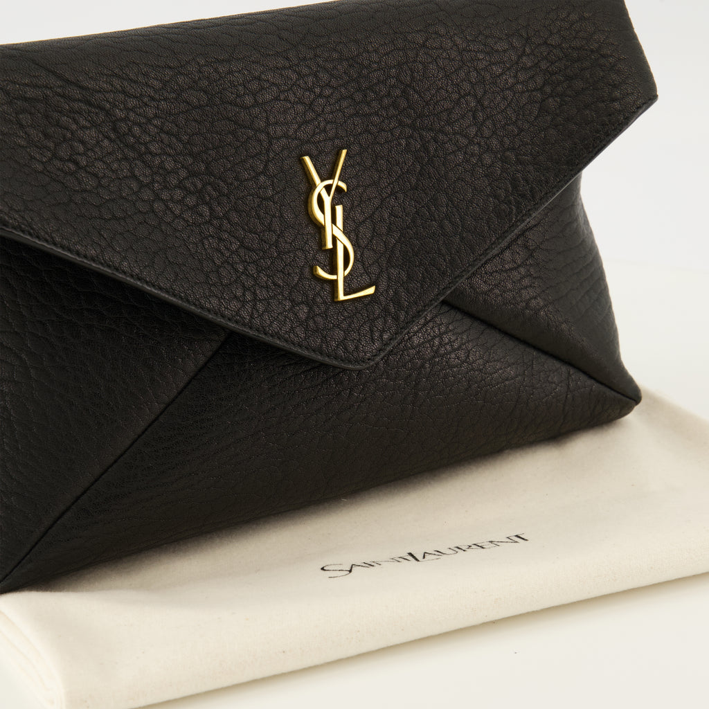 Image de l'article Pochette Cassandre large en cuir noir de la marque Saint Laurent pour Femme - Saison Printemps-Été 2026 - Vue détaillée_2