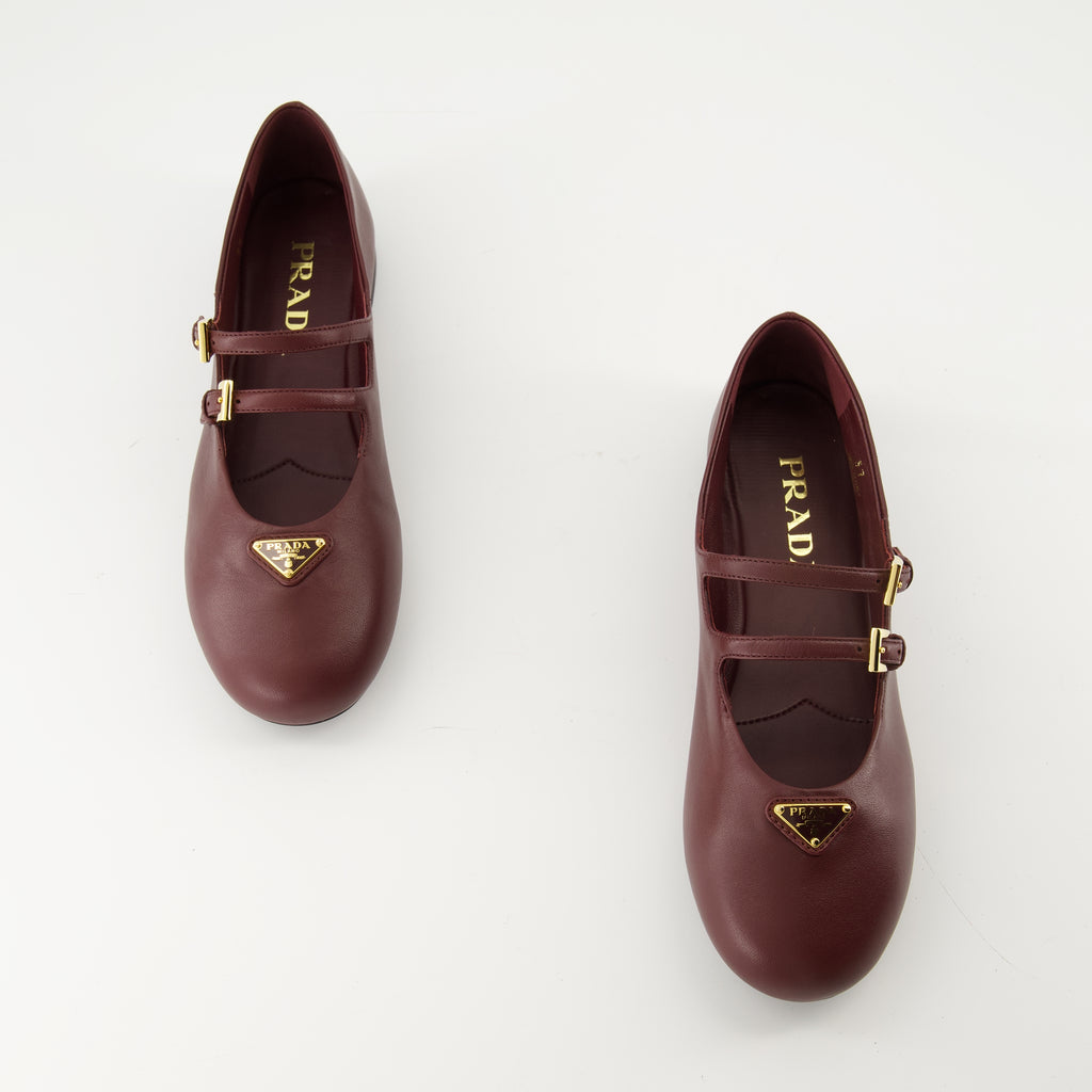 Image de l'article Ballerines en cuir de la marque Prada pour Femme - Saison Automne-Hiver 2025 - Vue de dessus paire de chaussure