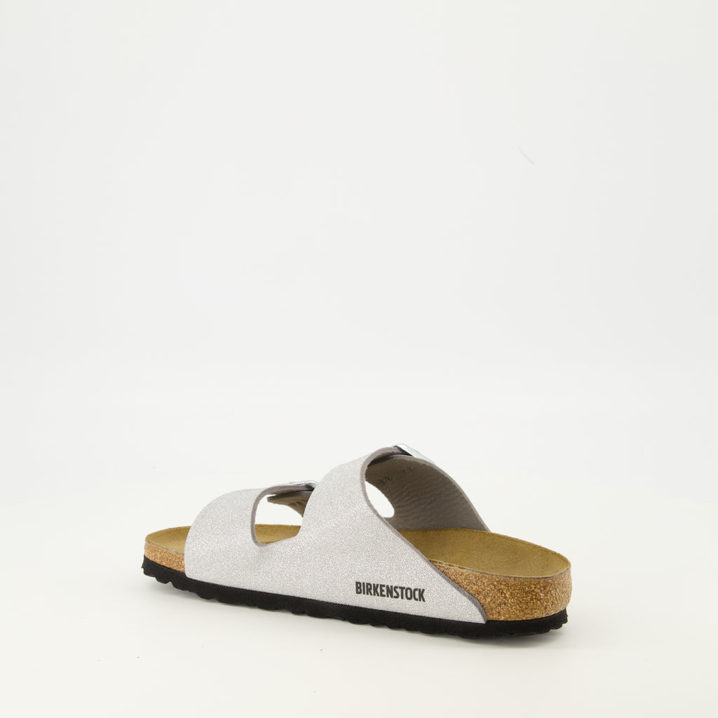 Image de l'article Sandales Arizona de la marque Birkenstock pour Femme - Saison Automne-Hiver 2025 - Vue trois quarts arrière droite