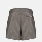 Imagem do calção de banho em nylon cinza com logótipo da Moncler para homem - Coleção Primavera-Verão 2026 - Vista Traseira