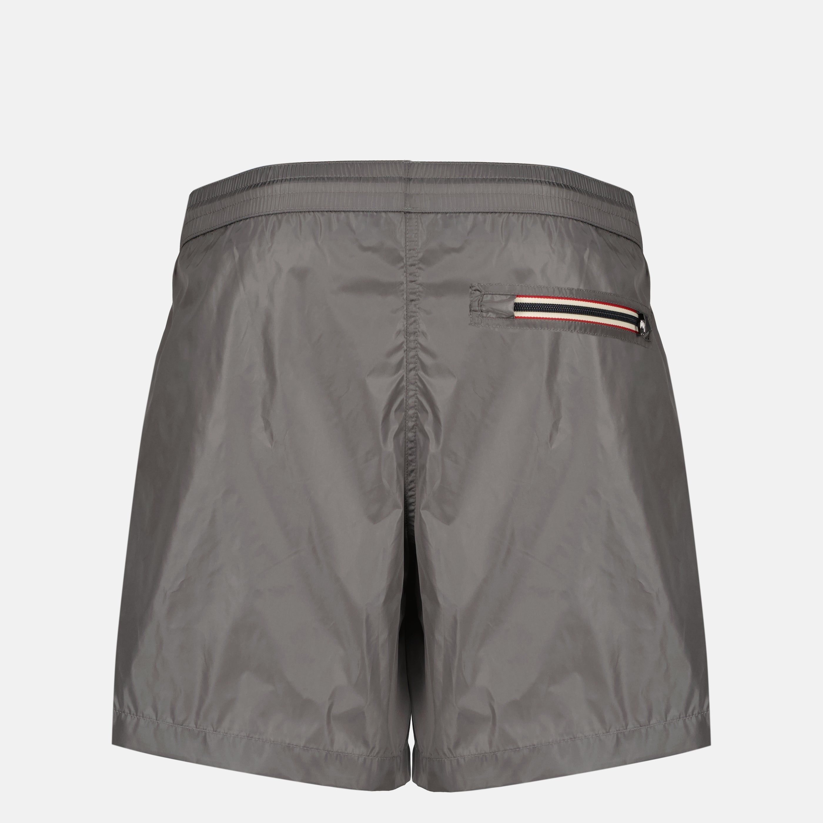 Image de l'article Short de bain à logo gris en nylon de la marque Moncler pour Homme - Saison Printemps-Été 2026 - Vue de Dos
