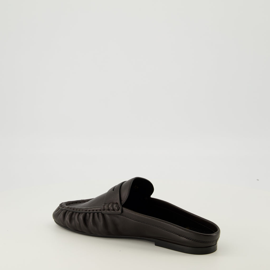 Imagem das mules loafers pretas da marca Saint Laurent para Senhora - Temporada Outono-Inverno 2025 - Vista três quartos traseira direita