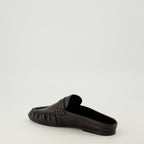 Imagen de las mules loafers negras de la marca Saint Laurent para Mujer - Temporada Otoño-Invierno 2025 - Vista tres cuartos trasera derecha