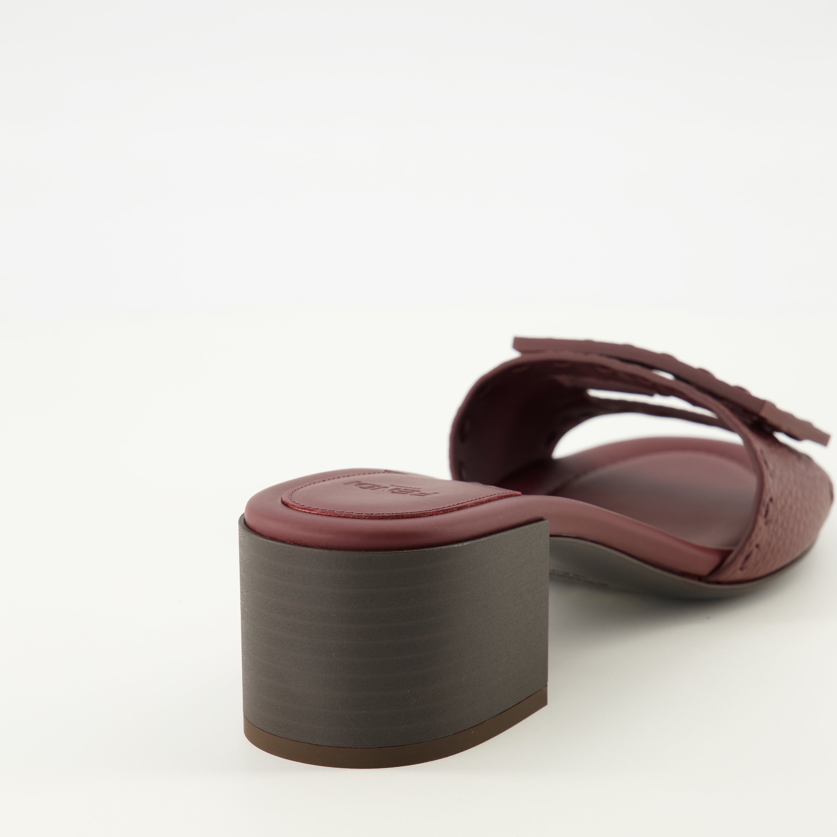 Image de l'article Sandales à talons Baguette bordeaux de la marque Fendi pour Femme - Saison Printemps-Été 2026 - Vue détaillée_3