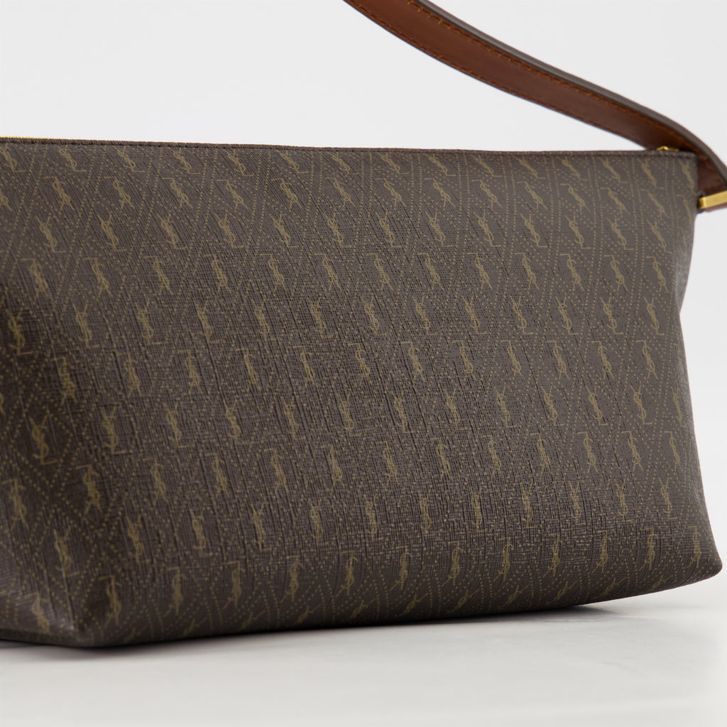 サン・ローランのメンズブラウンモノグラムバッグの画像 - 2026年春夏コレクション - 詳細ビュー_2