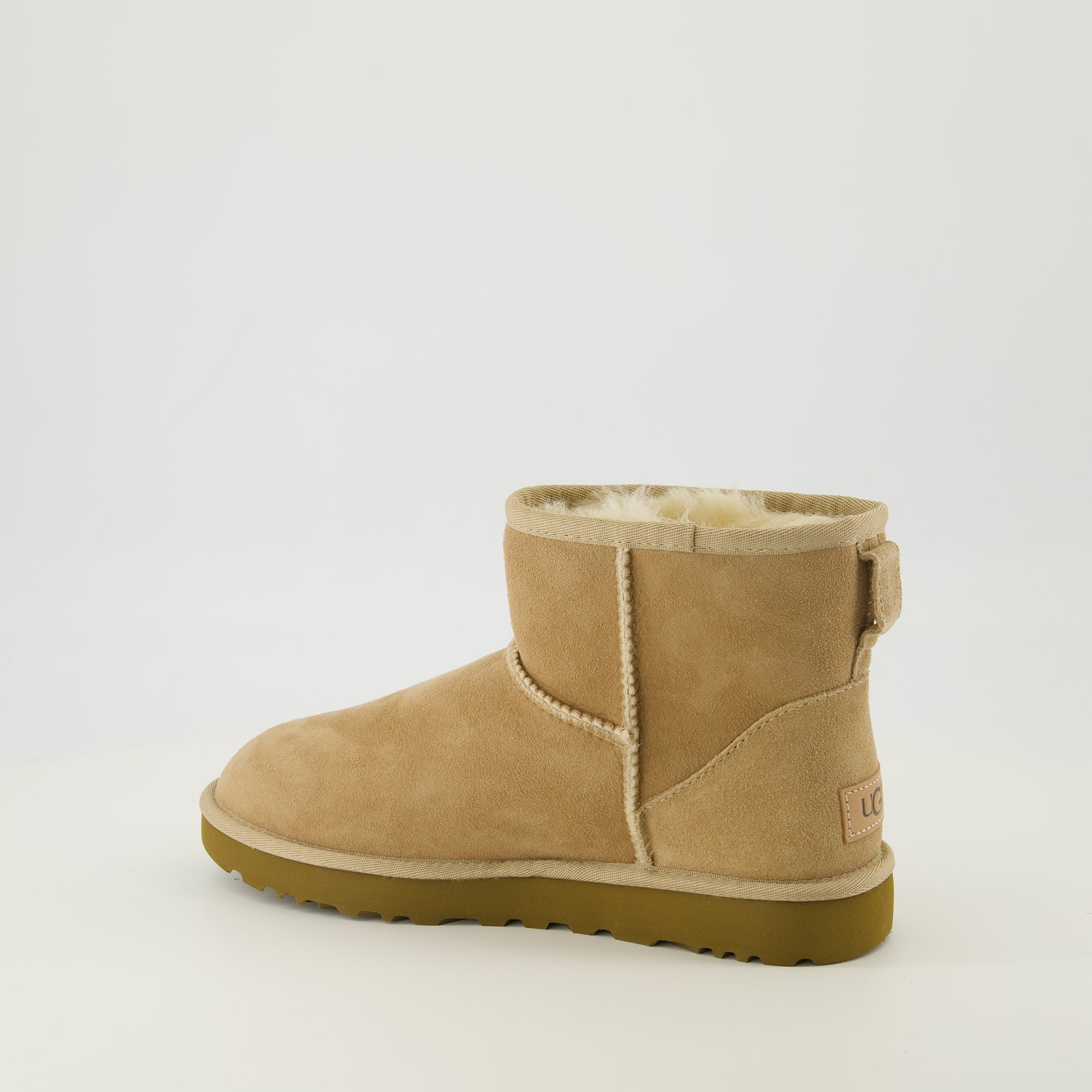 Image de l'article Bottines Classic Mini II beige de la marque Ugg pour Femme - Saison Printemps-Été 2026 - Vue trois quarts arrière droite