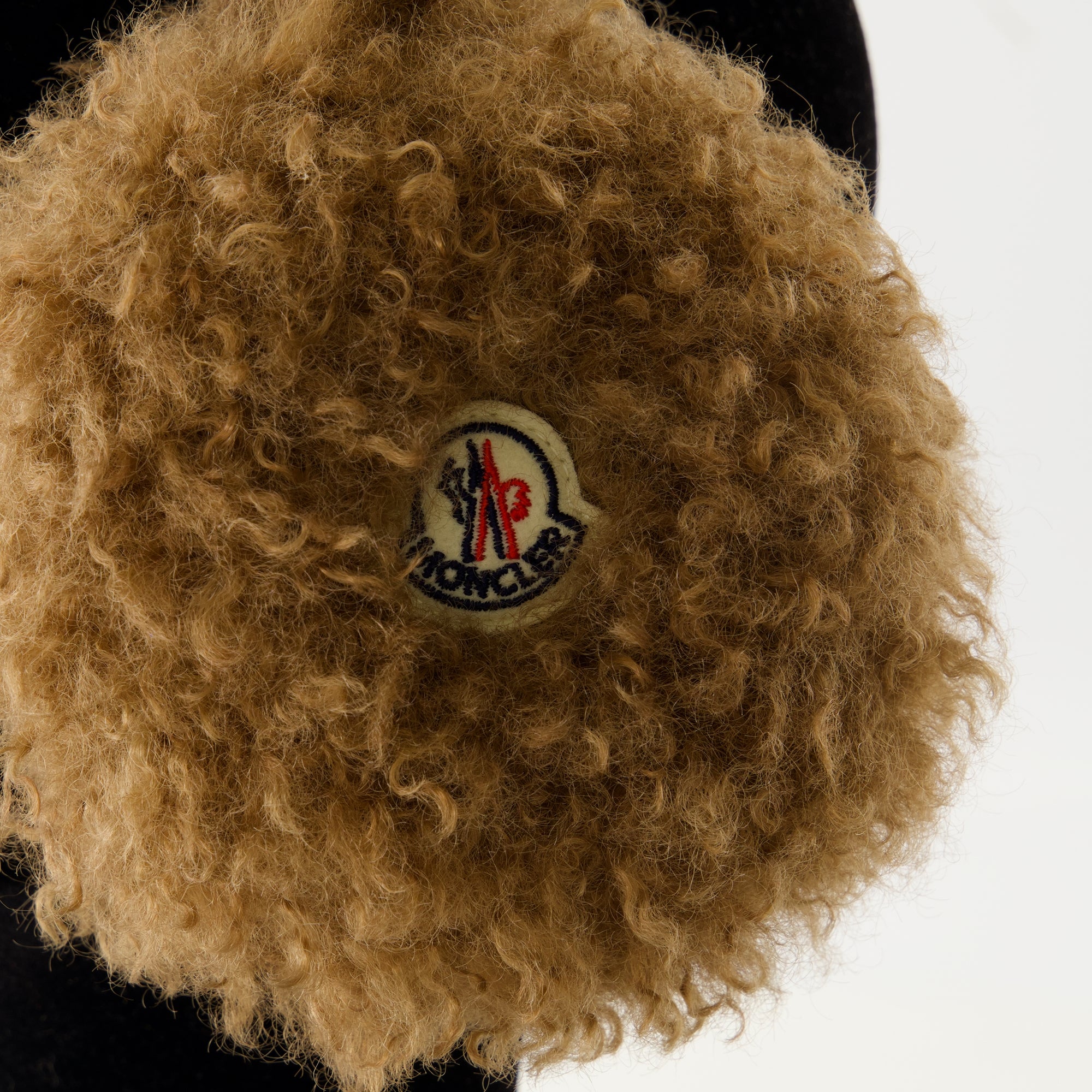 Image de l'article Cache-oreilles en Teddy de la marque Moncler pour Femme - Saison Automne-Hiver 2025 - Vue détaillée_2