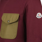 Immagine della T-shirt con tasca bordeaux del marchio Moncler per Uomo - Stagione Primavera-Estate 2026 - Vista Dettagliata_2