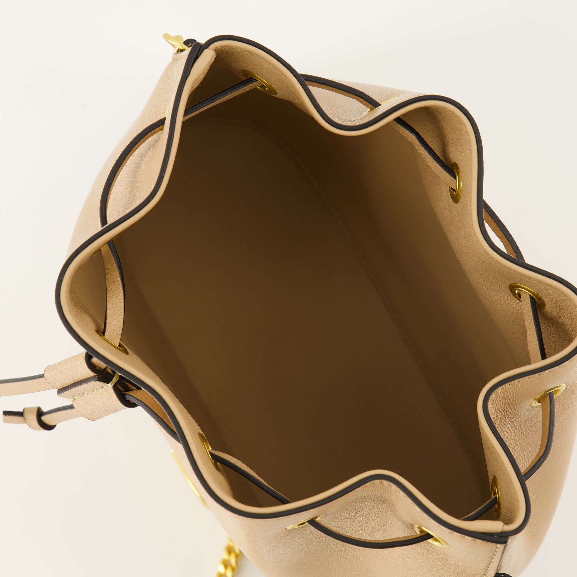 Image de l'article Mini sac seau beige de la marque Valentino Garavani pour Femme - Saison Printemps-Été 2026 - Vue détaillée_3