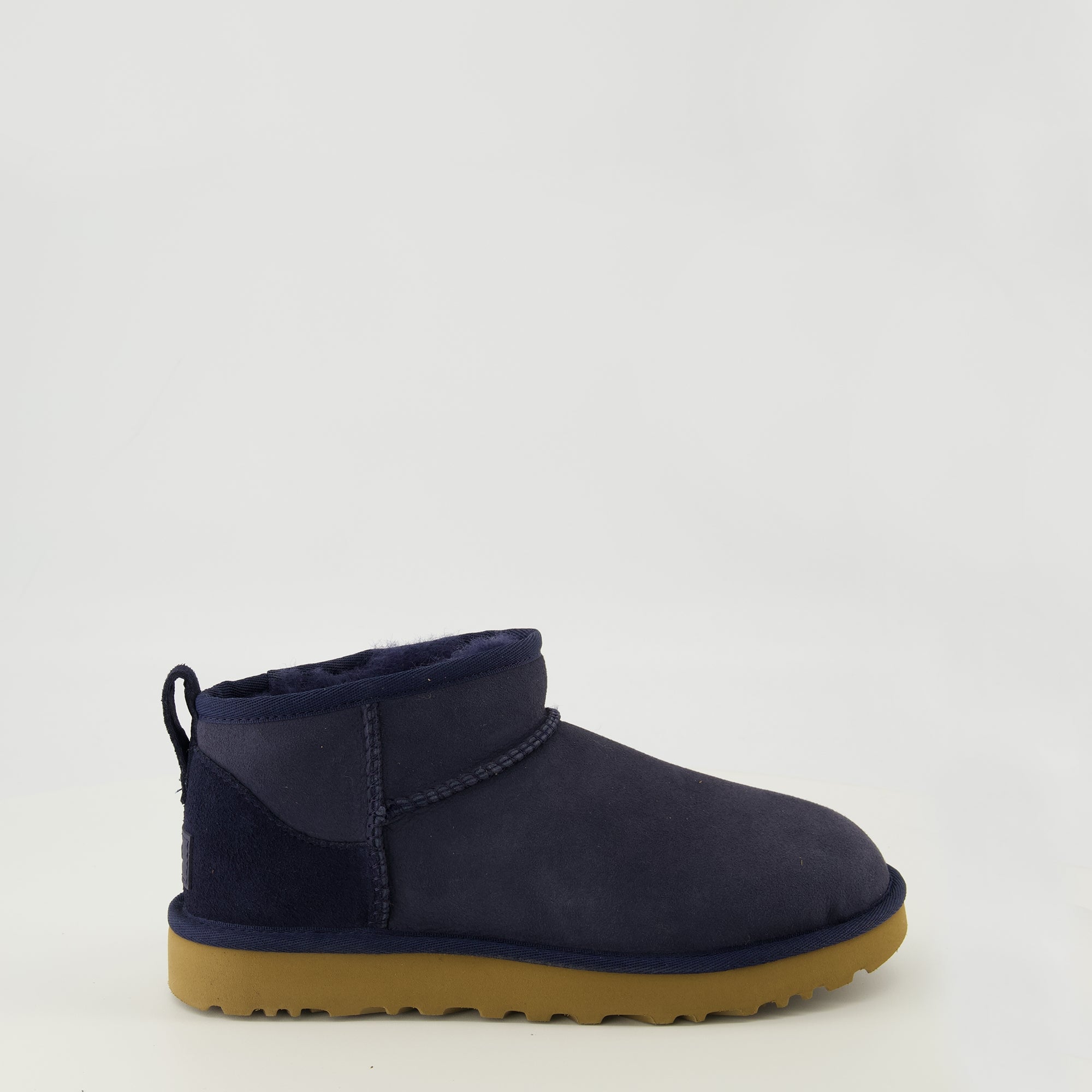 Image de l'article Bottines Classic Ultra Mini II bleu marine de la marque Ugg pour Femme - Saison Printemps-Été 2026 - Vue latérale droite