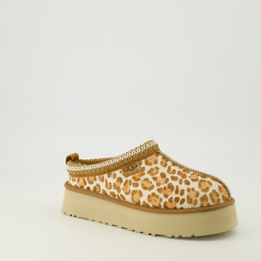 Image de l'article Mules Tazz Plains léopard de la marque Ugg pour Femme - Saison Printemps-Été 2026 - Vue trois quarts avant droite