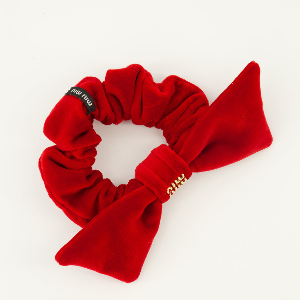 Bild des roten Samt-Haargummis von Miu Miu für Damen - Frühjahr-Sommer 2026 - Detaillierte Ansicht_2