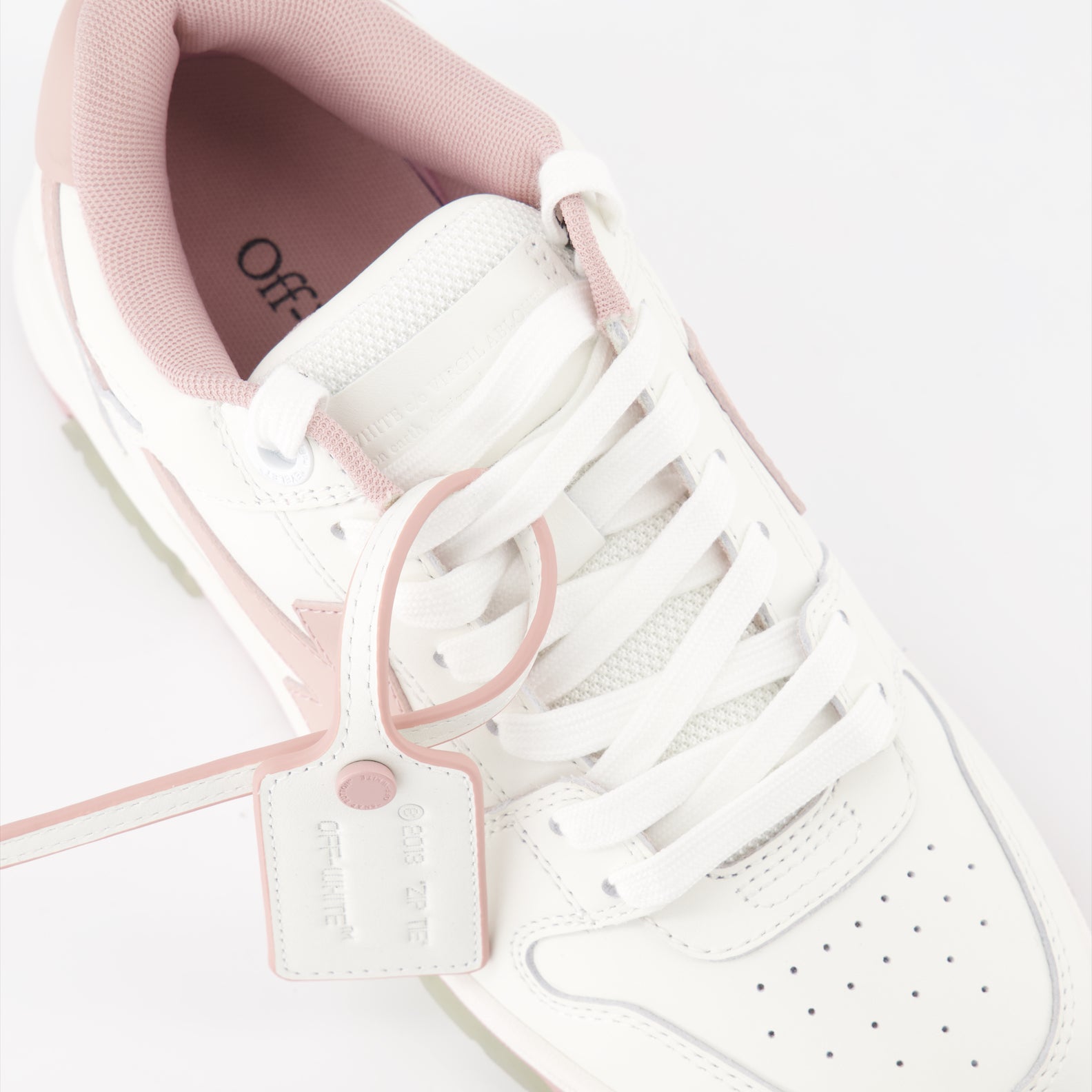 スニーカー 外出中のスニーカー Off-White ピンク 女性