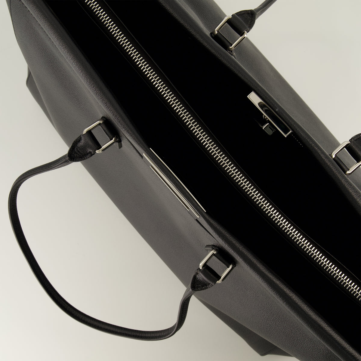 Sacs cabas ブラックグレインレザーのラージピーカブー トート Fendi Noir Homme