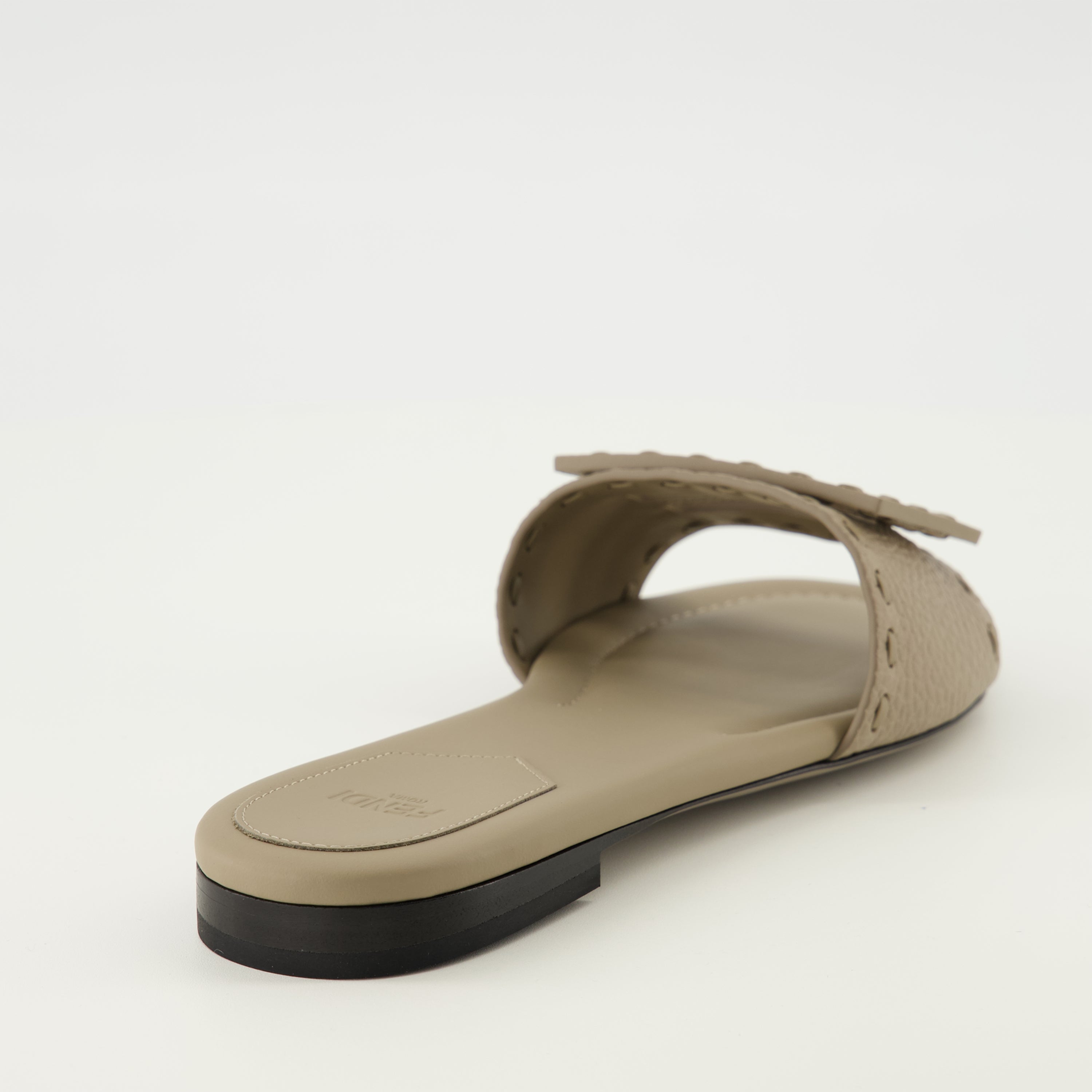 Image de l'article Mules Baguette beige de la marque Fendi pour Femme - Saison Printemps-Été 2026 - Vue arrière