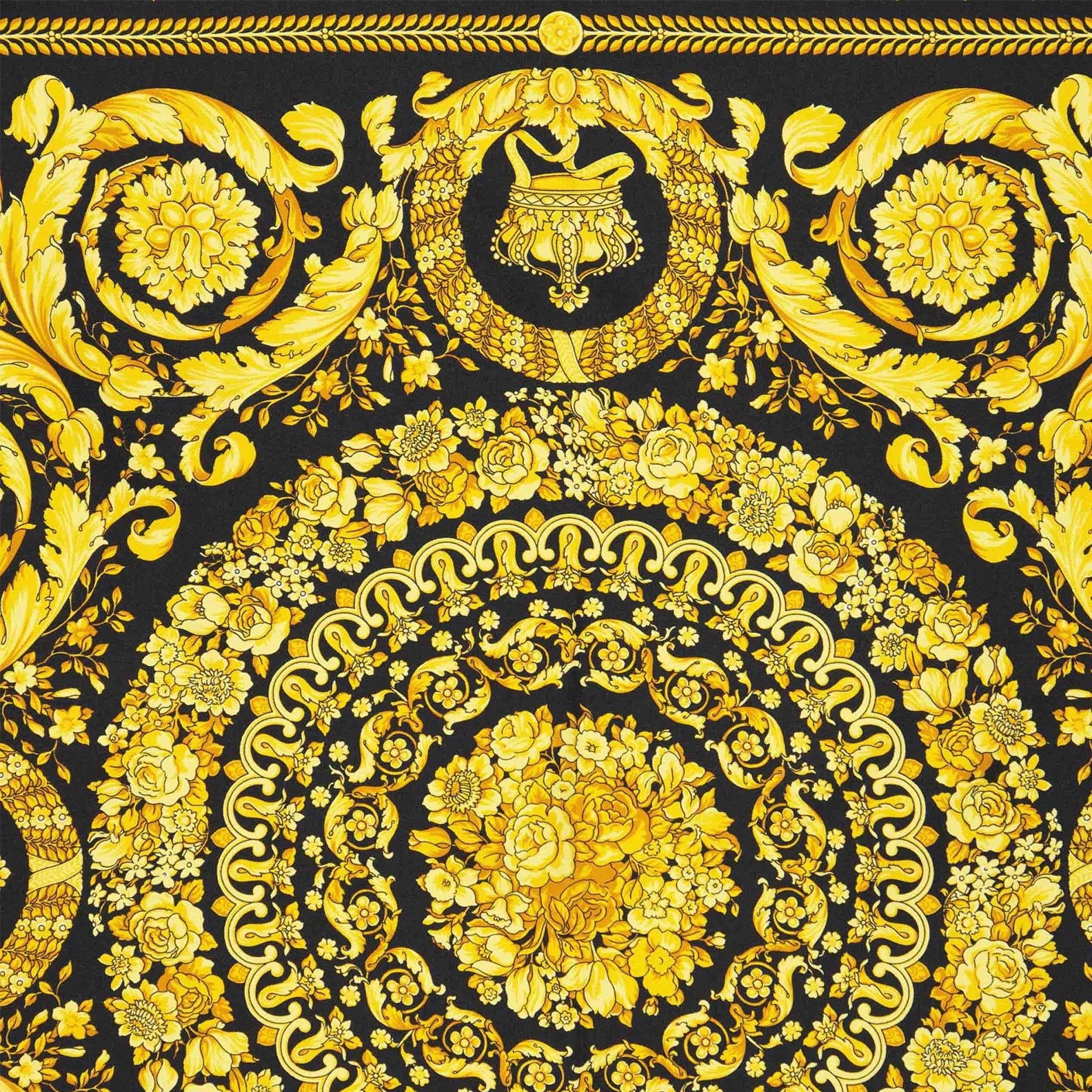 Écharpes, foulards et gants Carré de soie Barocco Versace Jaune Femme