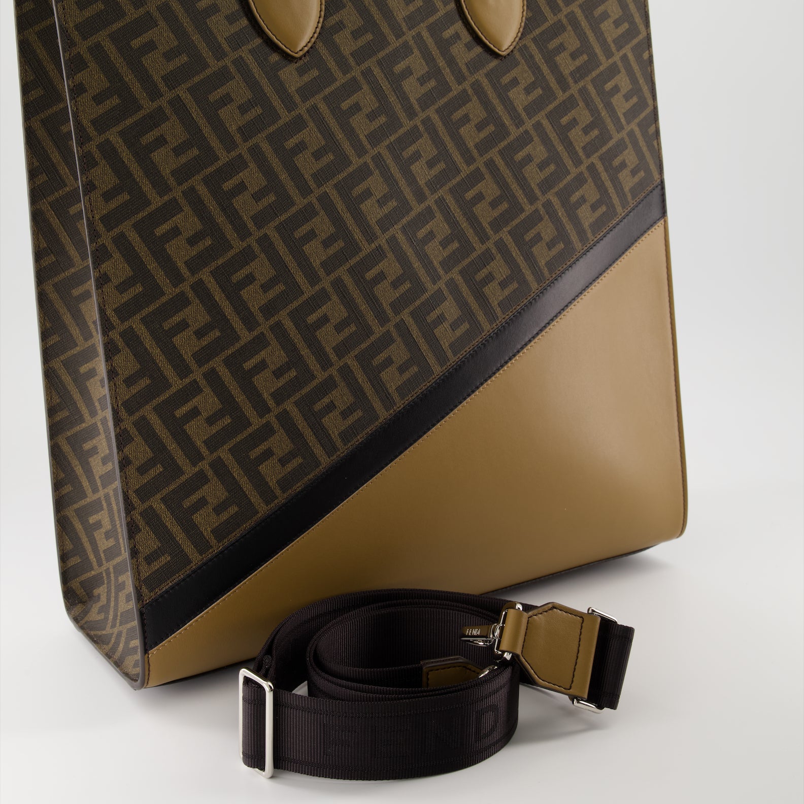 Bolsos tote Sac shopping Vertical Fendi Marrón Homme