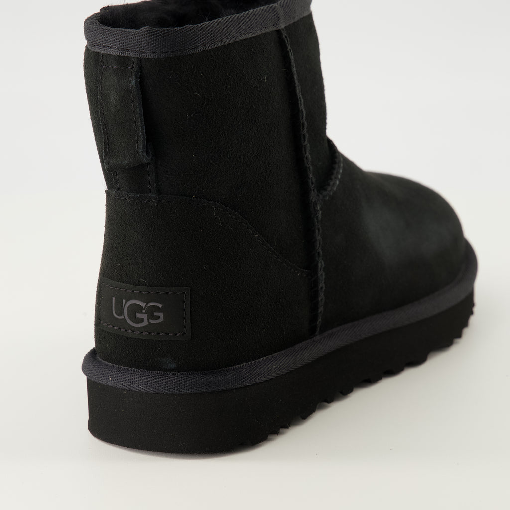 Image of the Ugg Women's Classic Mini II Boots - Autumn-Winter 2025 Season - Rear view