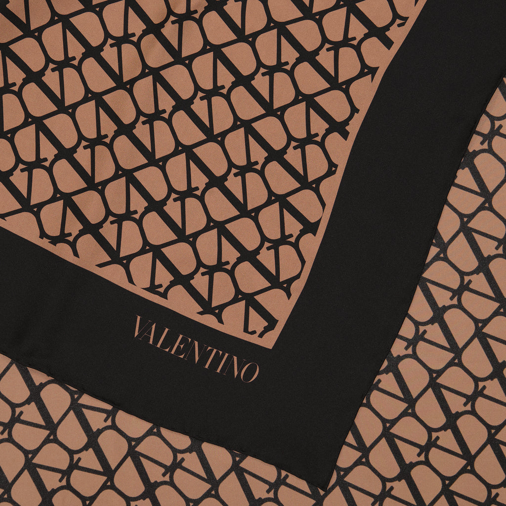 Écharpes, foulards et gants Carré de soie Iconographe Valentino Garavani Marron Femme