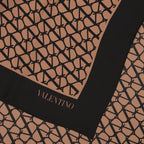 Écharpes, foulards et gants Carré de soie Iconographe Valentino Garavani Marron Femme