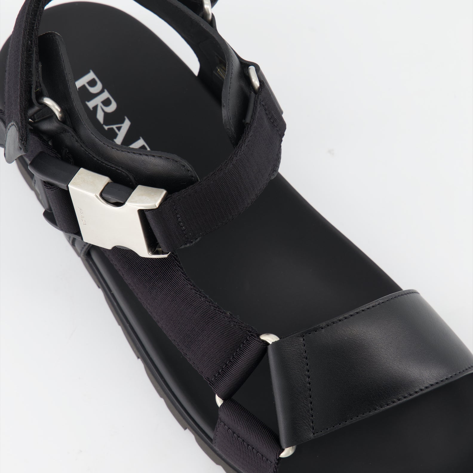 오픈 슈즈 Sandales en cuir Prada 검은색 Homme