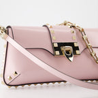 Umhängetaschen Sac Rockstud en cuir Valentino Garavani Rosa Femme