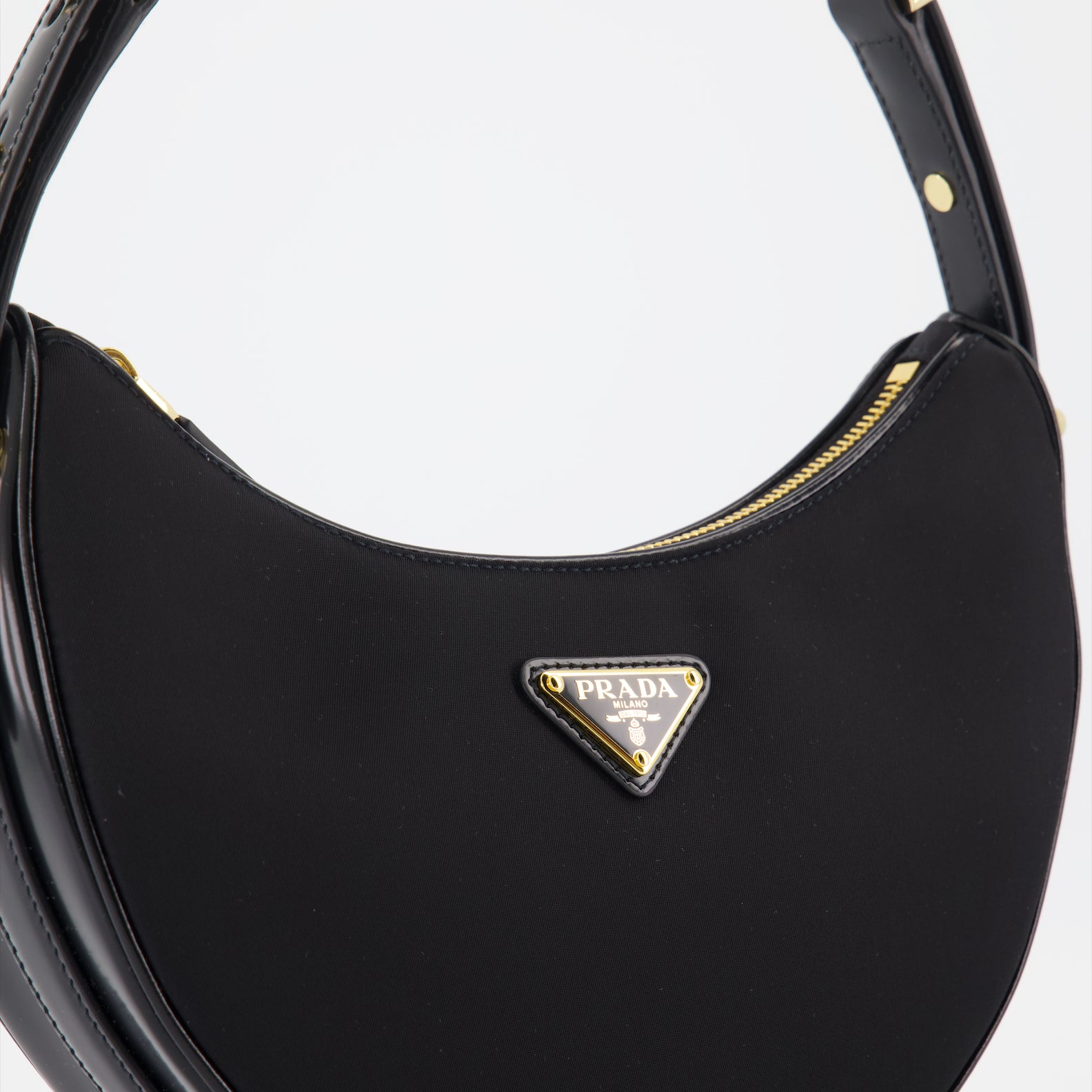 핸드백 및 숄더백 Sac Arqué en Re-Nylon et cuir brossé Prada 검은색 Femme