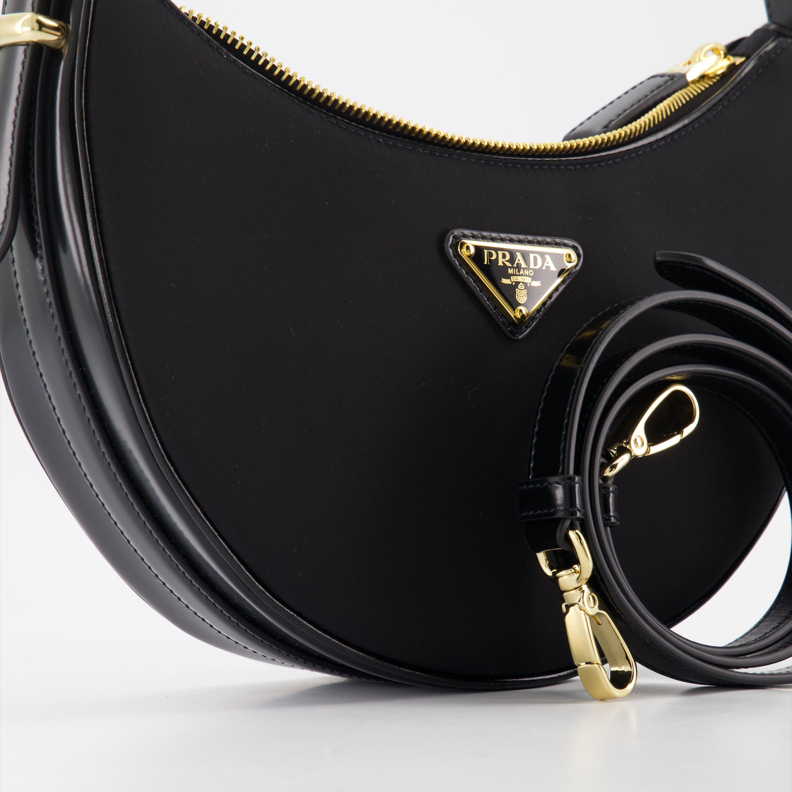 핸드백 및 숄더백 Sac Arqué en Re-Nylon et cuir brossé Prada 검은색 Femme