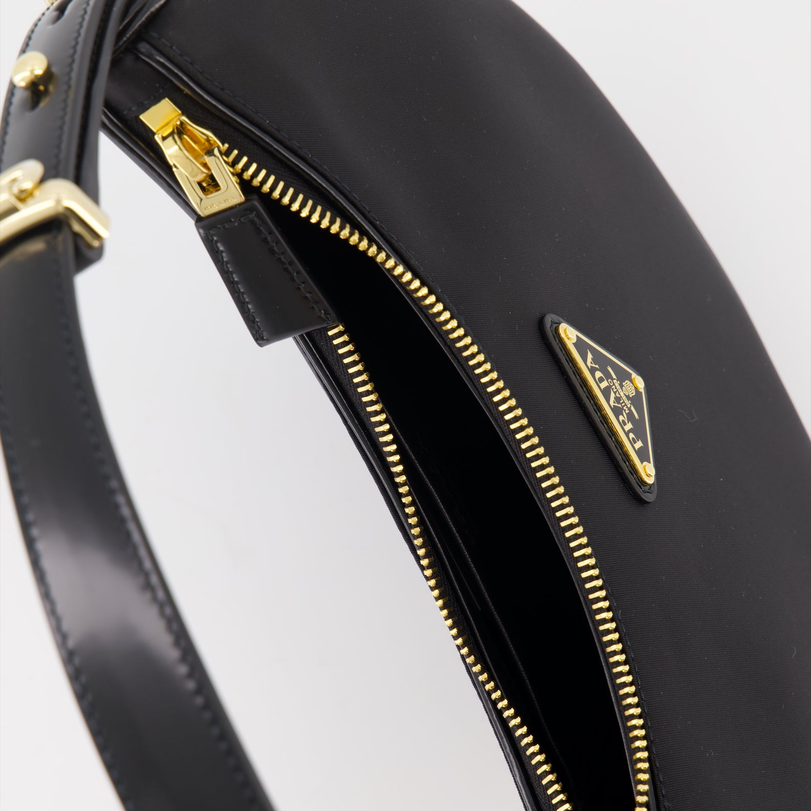 핸드백 및 숄더백 Sac Arqué en Re-Nylon et cuir brossé Prada 검은색 Femme
