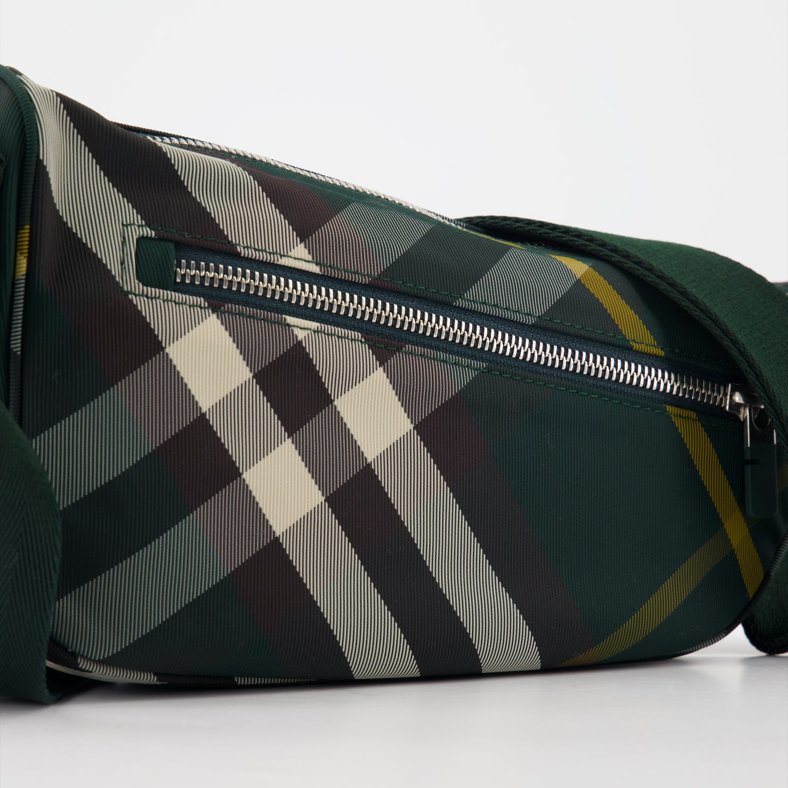 Gürteltaschen Sac bandoulière Shield Burberry Grün Homme