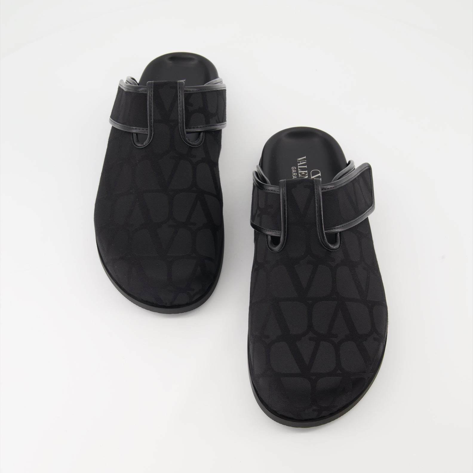 오픈 슈즈 모노그램 캔버스 클로그 Valentino Garavani 검은색 Homme