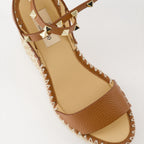 Compensées et plateformes Sandales Rockstud compensées Valentino Garavani Marron Femme