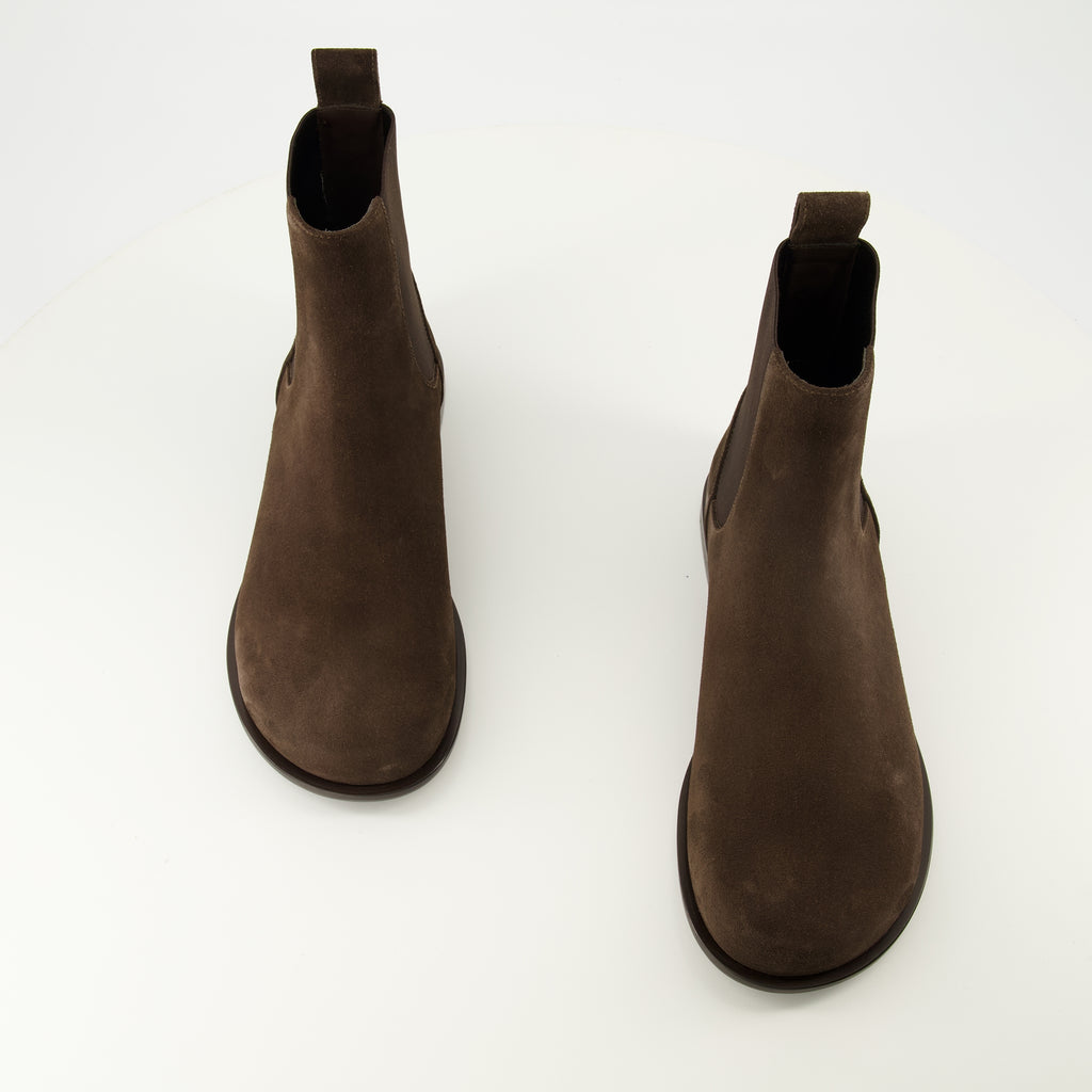 フェンディのメンズブラウンチェルシーFFスクエアブーツの画像 - 2025年秋冬シーズン - 靴のペアの上からのビュー