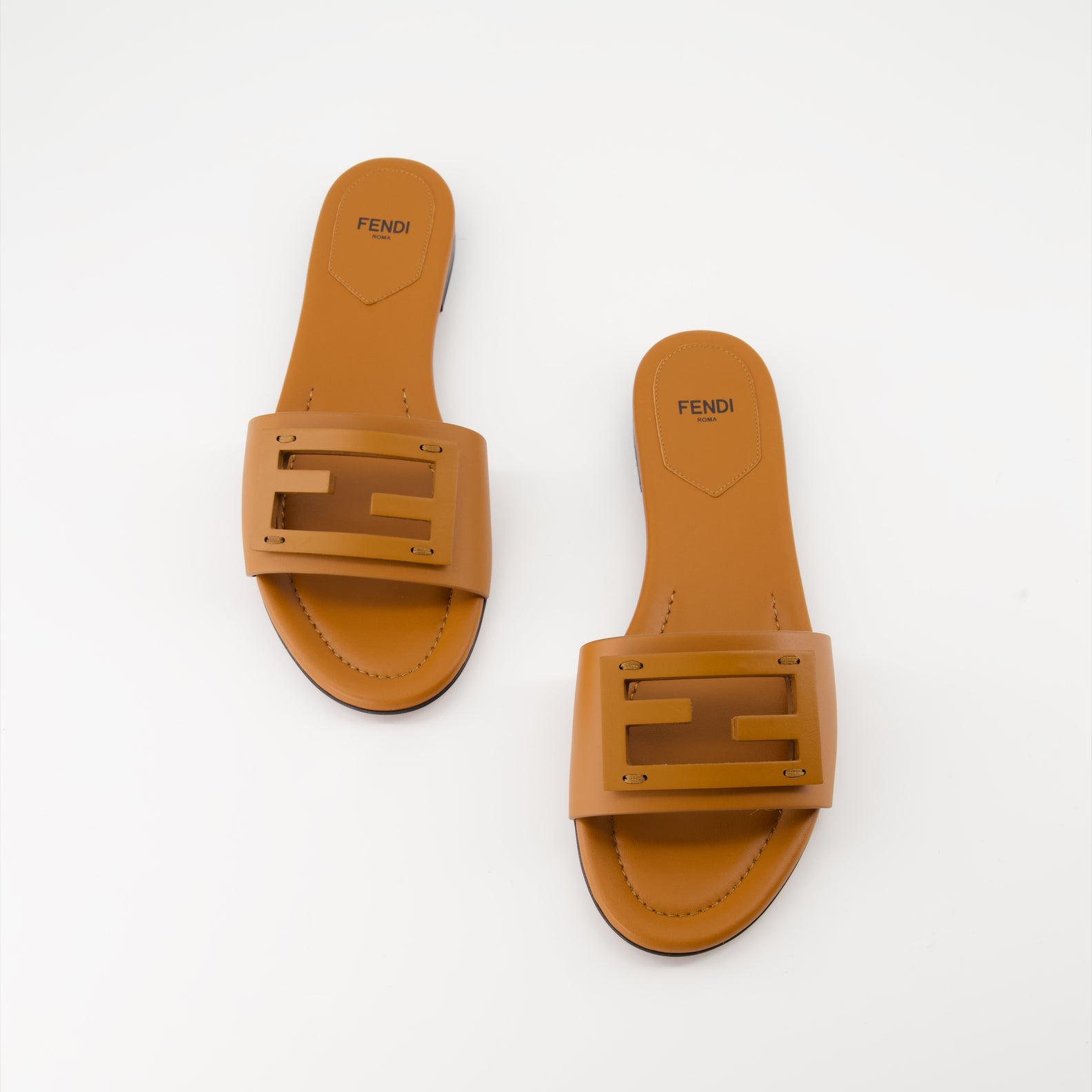 Chaussures ouvertes Sandales Baguette en cuir Fendi Marron Femme