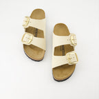 Zapatos abiertos Claquettes Arizona Big Buckle Birkenstock Beige Femme