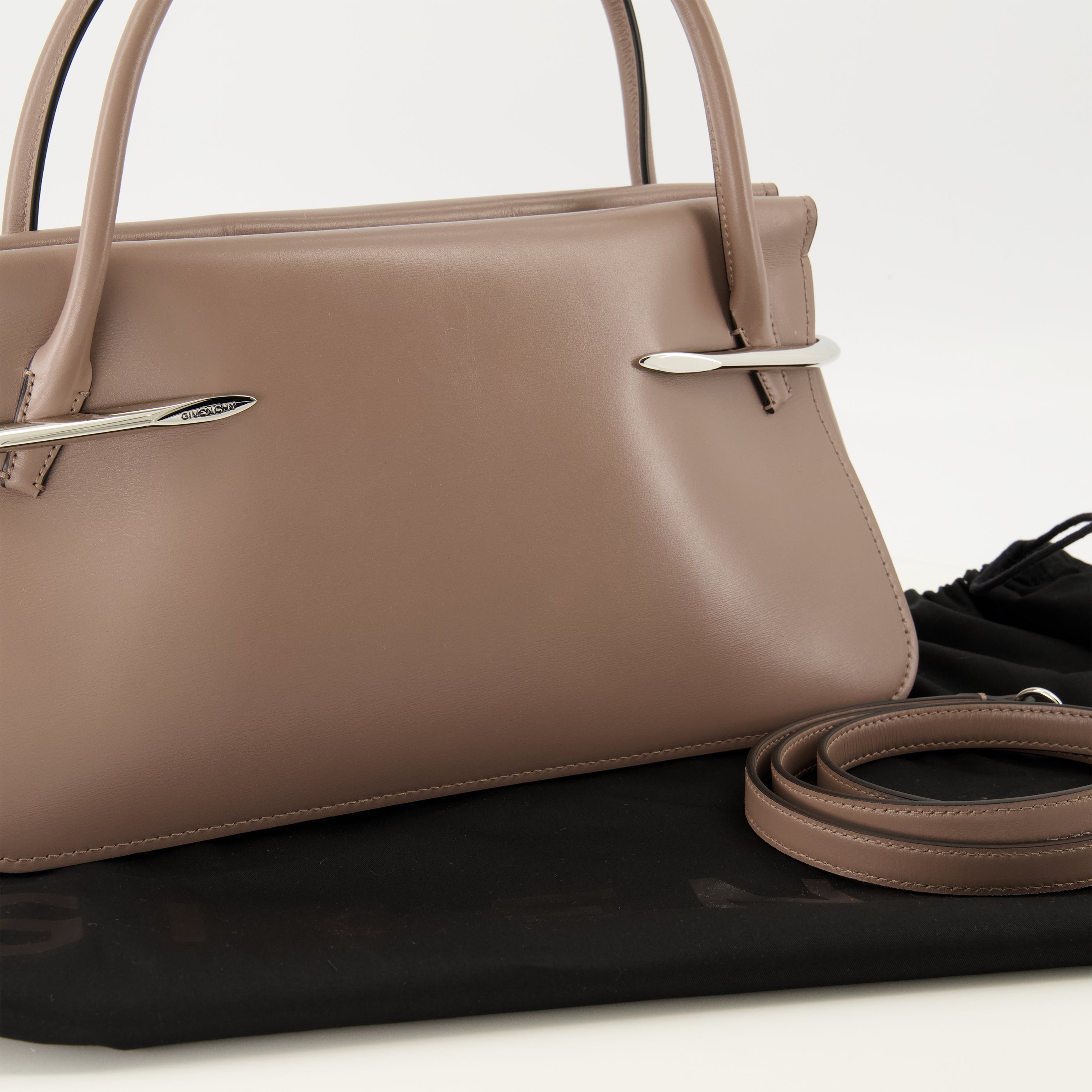 Sacs à main et épaule Sac Pinch medium en cuir beige Givenchy Beige Femme