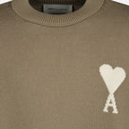 Bild des AMI beigen Herzpullovers aus Baumwolle und Wolle der Marke Ami PARIS für Unisex - Frühling-Sommer 2026 - Detaillierte Ansicht_2