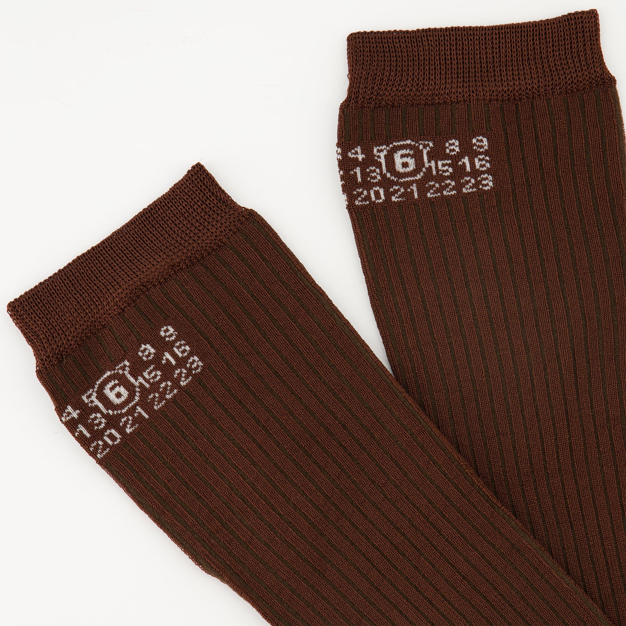 Image de l'article Chaussettes Numeric de la marque Mm6 pour Femme - Saison Automne-Hiver 2025 - Vue trois quarts avant droite
