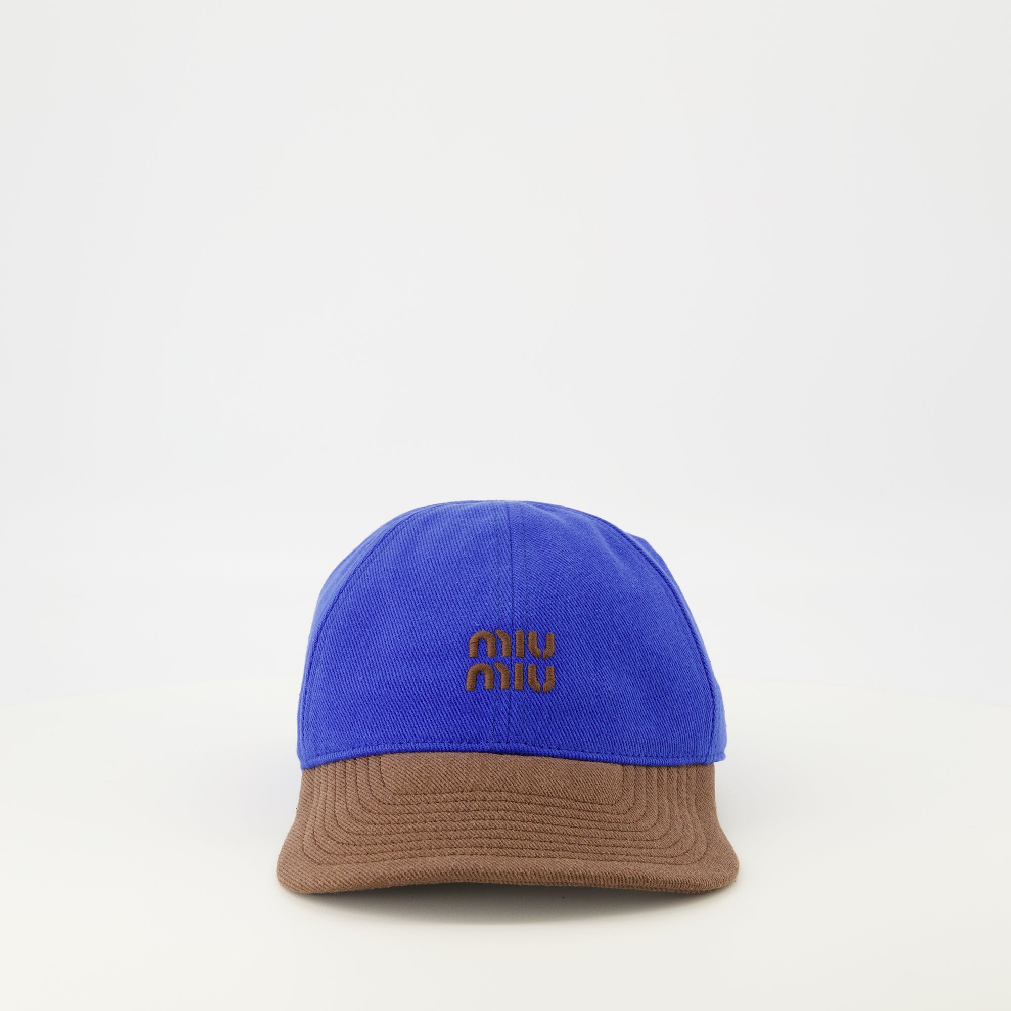 Image de l'article Casquette effet denim bleu et marron de la marque Miu Miu pour Femme - Saison Printemps-Été 2026 - Vue de Face