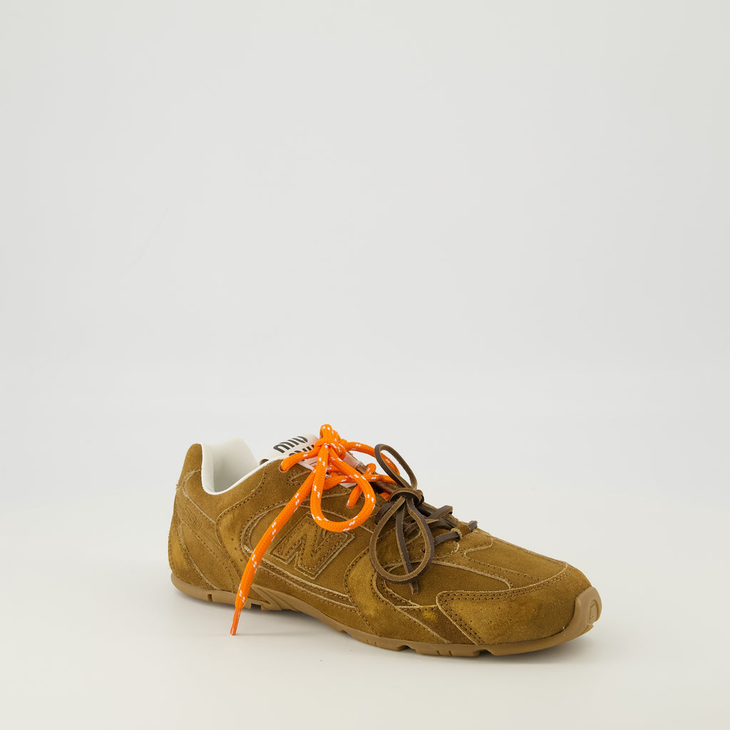 Image de l'article Baskets New Balance x MiuMiu 530 SL marron de la marque Miu Miu pour Femme - Saison Printemps-Été 2026 - Vue trois quarts avant droite